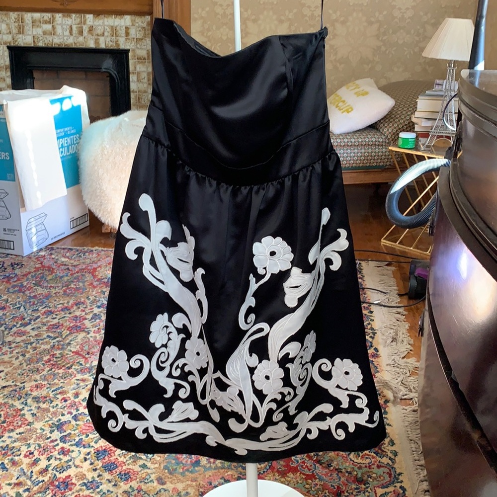 White‎ House black market strapless dress with appliqués flowers. NWOT